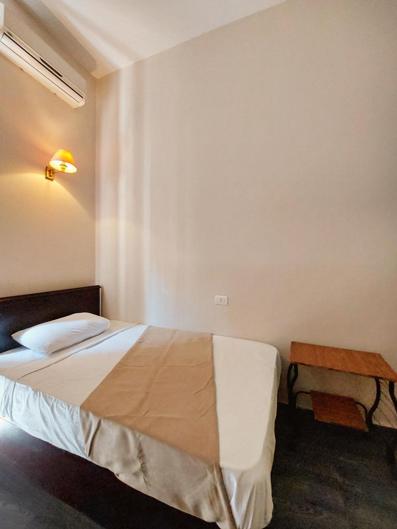 Travelers House Hostel *