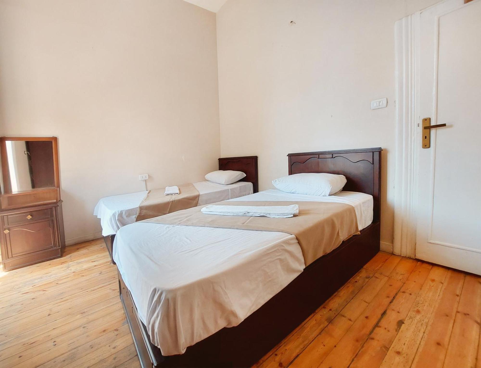Travelers House Hostel *